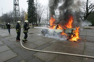Tai kurie automobiliai dega dažniau – benzininiai ar elektriniai?