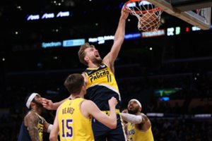 Mainų ganduose atsidūrusio D. Sabonio trigubas dviženklis nukalė „Pacers“ ekipai pergalę prieš „Lakers“