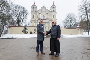 Atgims sovietmečiu nugriauta priešais Vilniaus Šv. Apaštalų Petro ir Povilo bažnyčią stovėjusi koplytėlė