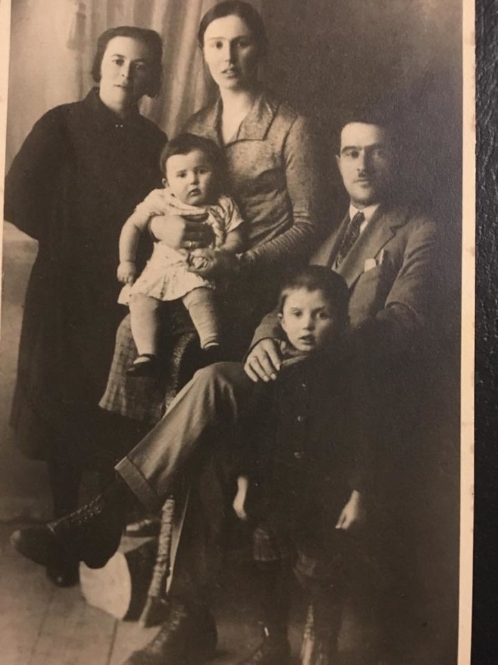 Hiršas ir Ida Deičai. Stovintis berniukas – Grišos tėvas Mendelis, mamai ant rankų dukrelė Etel.<br> Asmeninio archyvo nuotr.
