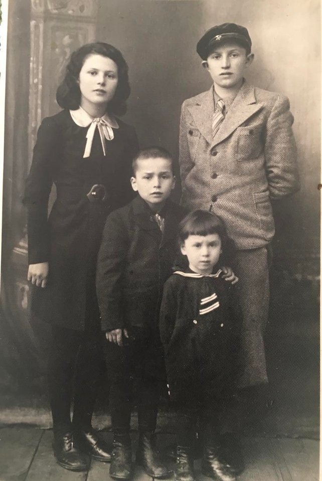 Grišos tėtis Mendelis (vyriausias berniukas) su sese Etel ir broliukais Jechieliu bei Elchananu 1939 m. Trys jaunesnieji vaikai 1941 m. rugpjūčio 26 d. nužudyti Krakynės miške.<br> Asmeninio archyvo nuotr.