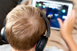 Pedagogė pataria, kuo pakeisti taip mėgstamą vaikų laiką prie ekranų