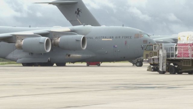 Humanitarinę pagalbą gabenantys lėktuvai pasiekė Tongą: gyventojai ištisas dienas oro uoste valė pelenus