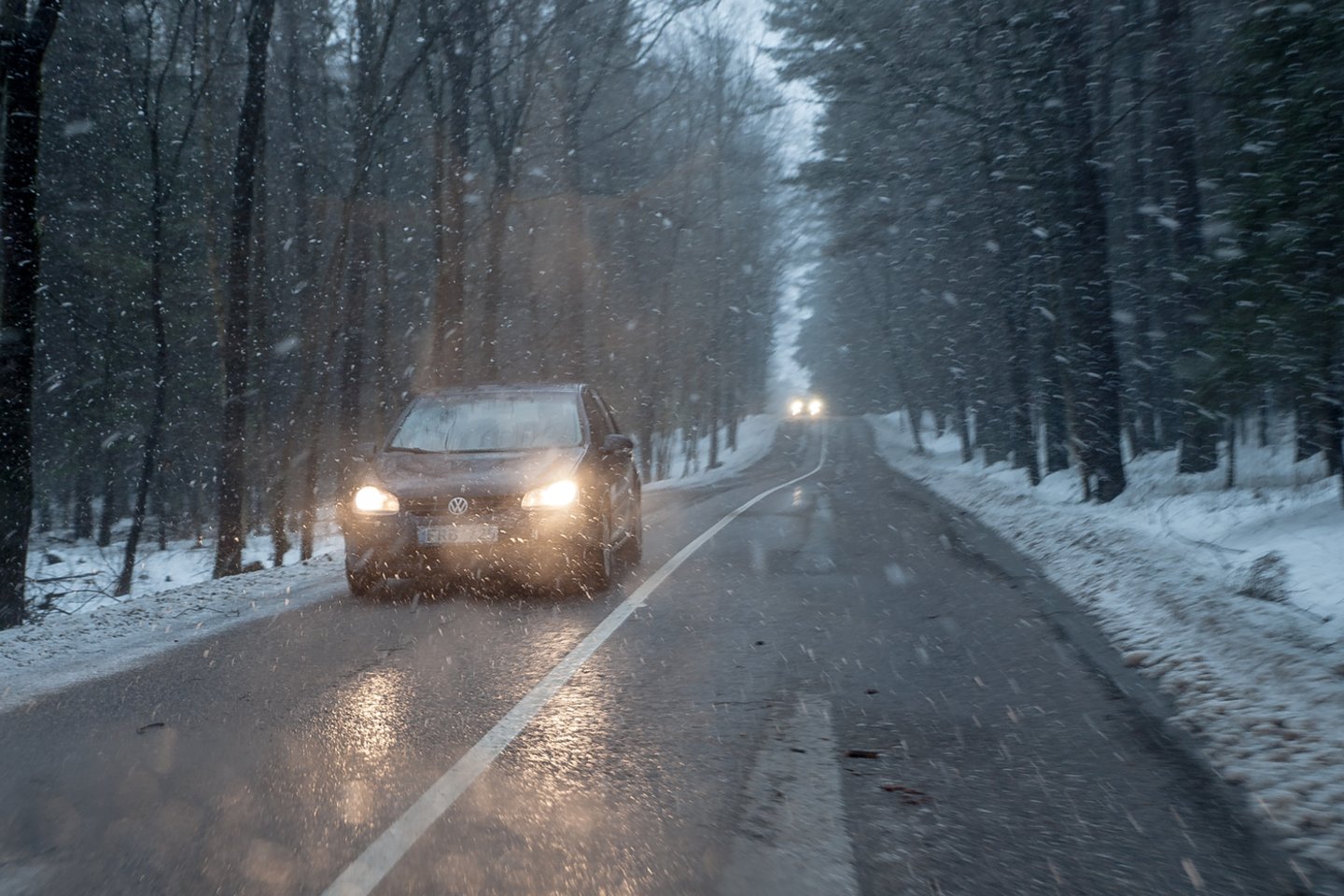 Kelininkai perspėja dėl sudėtingų oro sąlygų: ketvirtadienio popietę sninga ir pusto didžiojoje šalies dalyje.<br>V.Ščiavinsko nuotr.