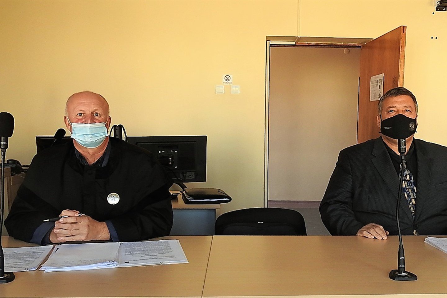 Klaipėdos apygardos teisme R.Masolas (dešinėje) išklausė apkaltinamąjį nuosprendį.<br> G.Pilaičio nuotr.
