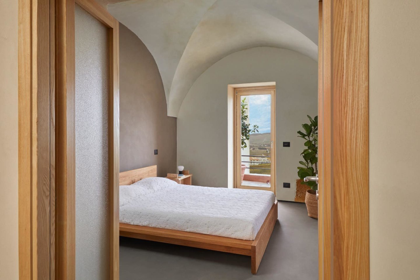 „Airbnb“ ieško žmogaus, kuris vienerius metus apsigyventi už vieną eurą įsigytame, tačiau šiuolaikiškai sutvarkytame name Sicilijoje, sykiu prisijungti prie nedidelės tarptautinės bendruomenės, kuriai nesvetima italų kultūra ir gyvenimo būdas.<br>„Airbnb“ nuotr.