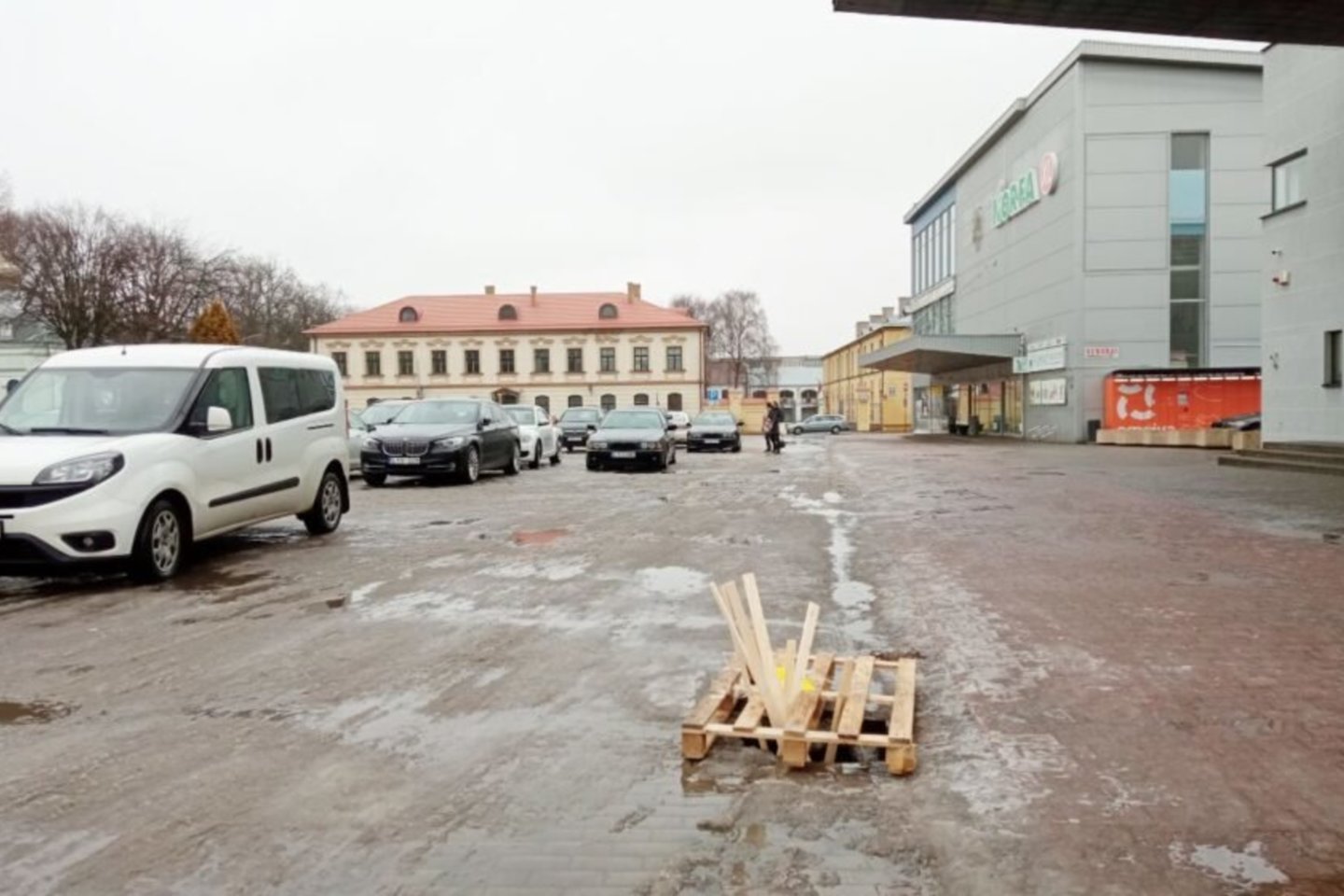 Netoli „Avitelos“ prekybos centro esančioje automobilių stovėjimo aikštelėje, atsivėrė duobė, sukrito trinkelės.<br>D.Kuprijanovo nuotr.