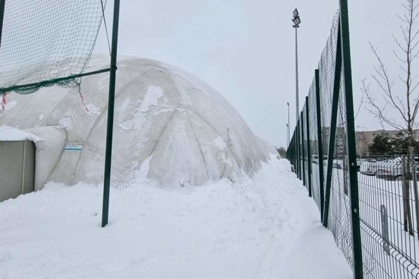 Pernai dėl susidariusios sniego kišenės Pilaitės futbolo maniežo kupolas suplyšo.<br>S.Žiūros nuotr.