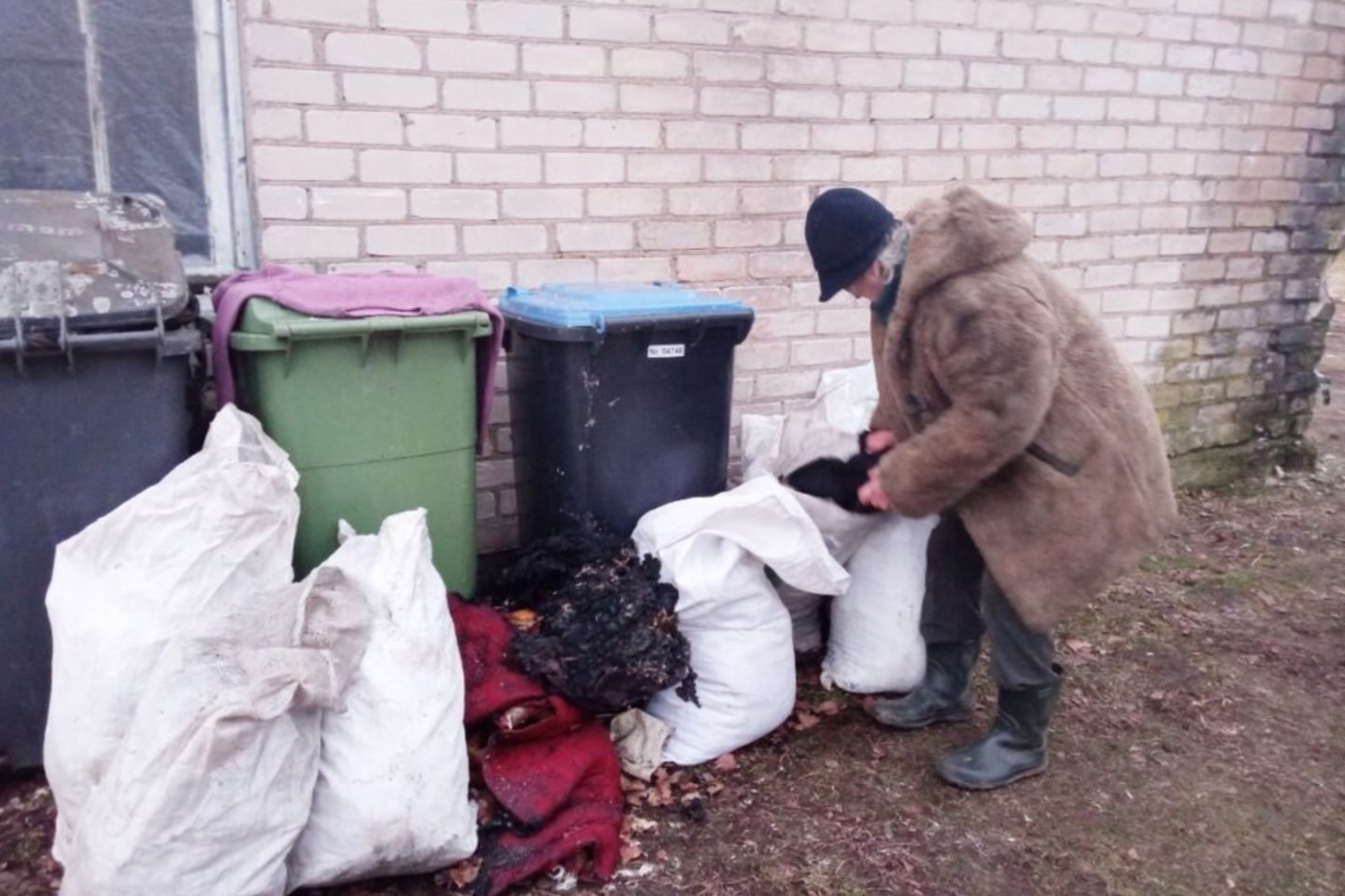 Moteris papasakojo apie tą pragarišką vakarą ir meldė pagalbos, ji nori, kad jai kažkas padėtų susitvarkyti namą, langus bent įdėtų, krosnį patvarkytų, elektrą prijungtų.<br>Dimitrijaus Kuprijanovo nuotr.