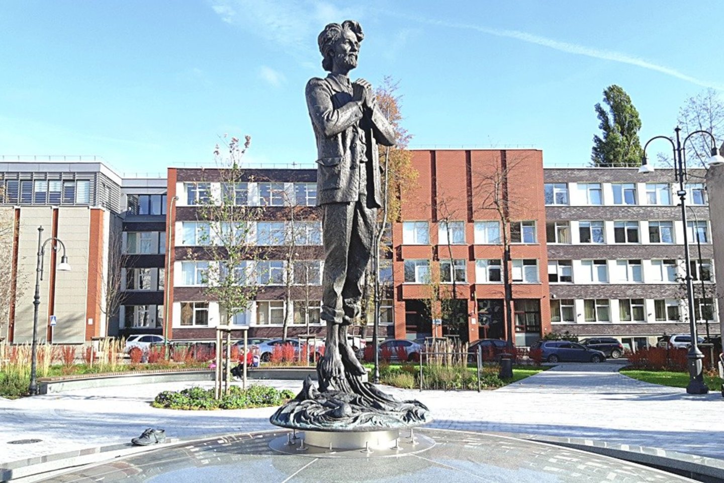Bronzinė skulptūra prieš pustrečių metų pastatyta sutvarkytame skvere Puodžių ir Bokštų gatvių sankirtoje, viskas kainavo beveik 54 tūkst. eurų