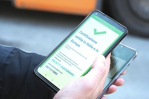 Beveik 2 000 Italijos medikų nušalinti nuo darbo dėl to, kad nepasiskiepijo nuo COVID-19