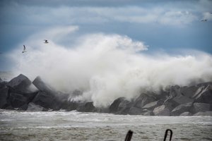 Užfiksavo pajūryje siaučiančią audrą: talžo 6 metrų bangos