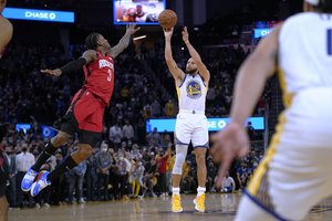S. Curry metimas su sirena atnešė pergalę „Warriors“ ekipai