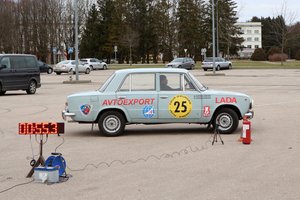 Senas automobilis – ne problema: veteranai smagiai raižė slalomo trasą