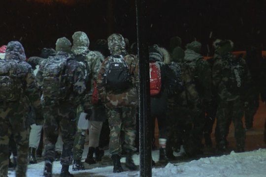 Nepabūgę pūgos du tūkstančiai drąsuolių pajūryje leidosi į naktinį žygį: įveikė net 25 kilometrus