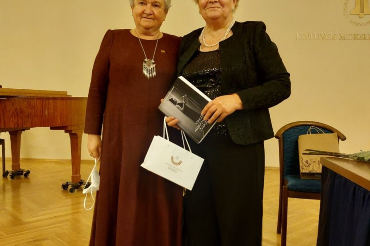 Knygos autorė R.Aleknaitė-Bieliauskienė (dešinėje) su prof. V.Targamadze.