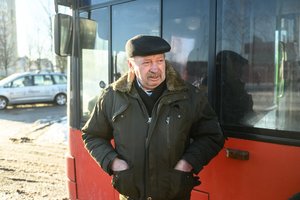 Autobusų vairuotojus erzina ne tik menki atlyginimai: kenčia šaltį, neadekvačius grafikus, o maistą šildosi varikliuose