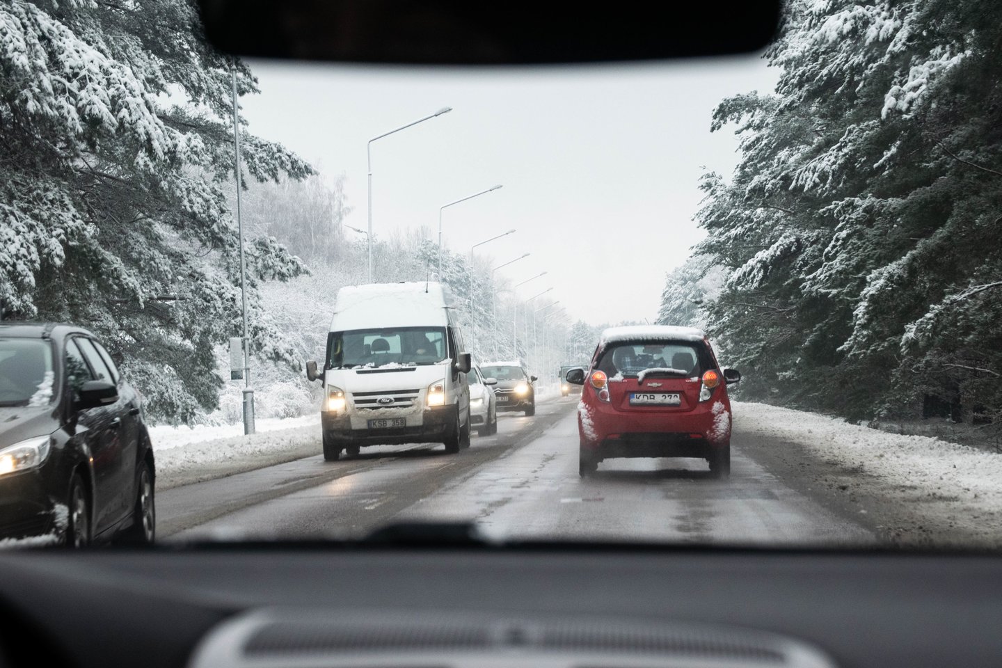 Mažesnio eismo intensyvumo rajoniniuose keliuose puraus sniego sluoksnis vietomis siekia iki 20 centimetrų storio.<br>I.Danieliūtės nuotr.