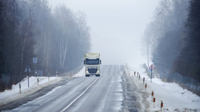 Sinoptikai perspėja vairuotojus: vietomis bus slidu