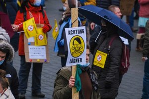 Vokietijoje tūkstančiai žmonių protestavo prieš COVID-19 suvaržymus ir privalomus skiepus