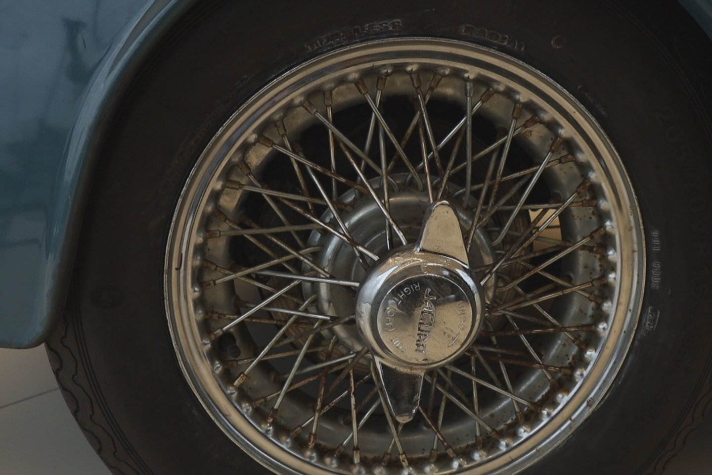 1961-ųjų „Jaguar MKII“ automobilio 3,8 litro 6 cilindrų eilėje variklis pasiekia 220 arklio galių ir iki 100 km/val pagreitėja per 8,5 sekundės.<br>Stop kadras.