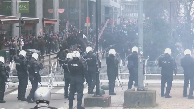 Protestuojantys prieš COVID-19 suvaržymus belgai susirėmė su policija: ši panaudojo ašarines dujas
