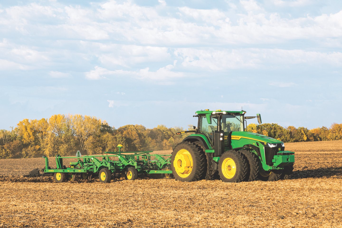  Kompanija „John Deere“ paskelbė apie bepiločių traktorių 8R, veikiančių „įjungei ir pamiršai“ principu, serijinės gamybos pradžią.<br> „John Deere“ nuotr.