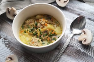 Pievagrybių ir mėsos kukulių sriuba su lydytu sūreliu: paprasta, sotu ir gardu 