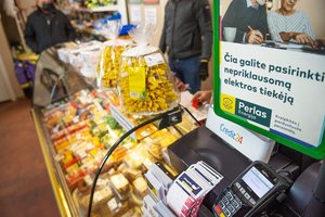 Be grynųjų likę atokių vietų gyventojai vargsta, o bankai neguodžia: dėl tiekimo kliūčių bankomatų gali tekti laukti ilgiau