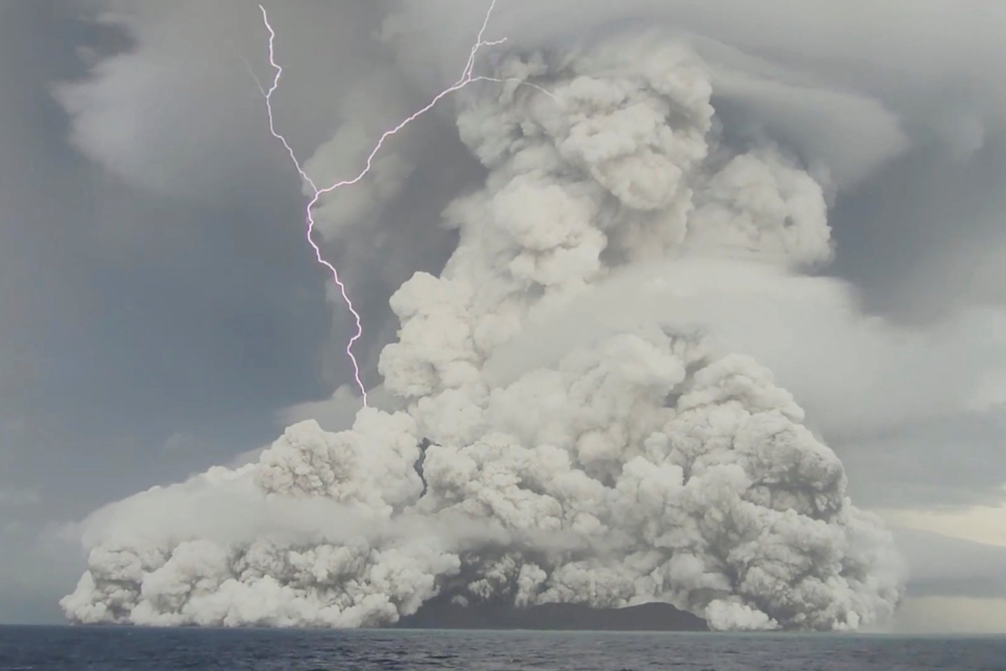 Povandeninio ugnikalnio išsiveržimo prie Tongos krantų sprogstamoji jėga buvo gerokai didesnė, palyginti su virš Hirošimos sprogusia atomine bomba, pranešė NASA mokslininkai.<br>Reuters/Scanpix nuotr.