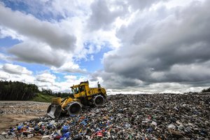 Šiaulių regione neišrūšiuotos komunalinės atliekos vežamos į sąvartyną 