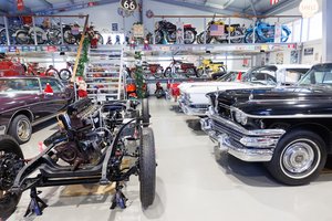 Latvis į gatves šiemet išriedės su 1959-ųjų „Cadillac“ – laukia, kol siuvėjai Lietuvoje ištesės pažadą