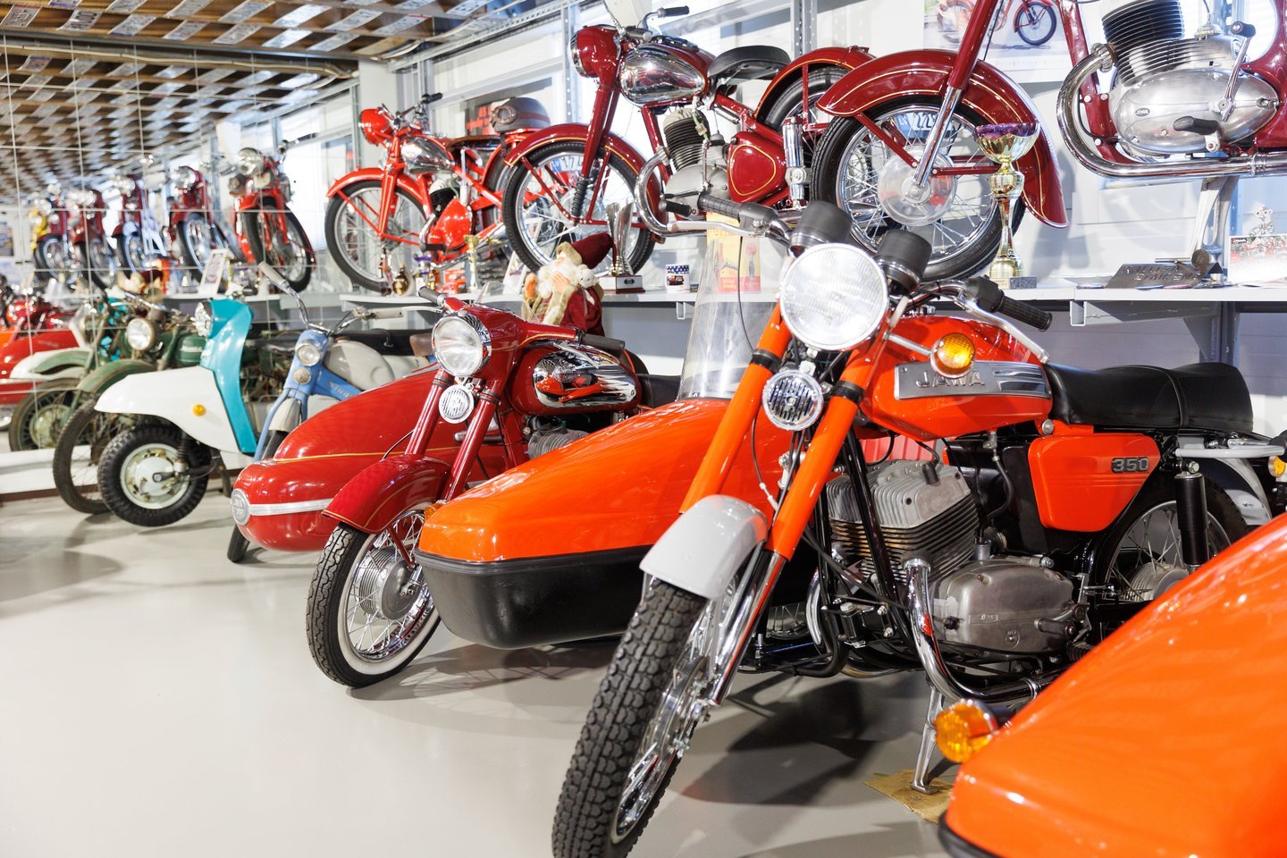 Garaže yra visi tuometėje Čekoslovakijoje gaminti JAWA motociklai – nuo paties pirmojo 1936-ųjų modelio iki paskutinio, išleisto 1989-aisiais.<br> T.Bauro nuotr.