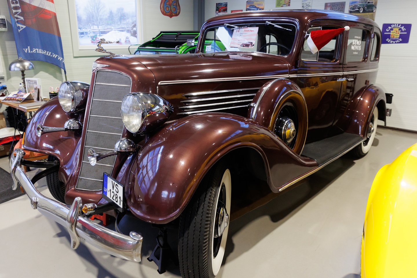 A.Ozuolinio muziejuje apstu ir sovietinių motociklų ar mopedų, ir panašaus laikotarpio amerikinių automobilių.<br> T.Bauro nuotr.