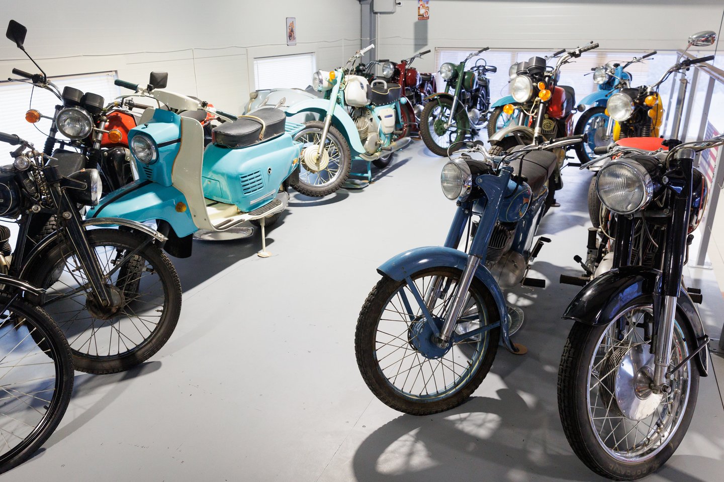 Garaže yra ir naujų motociklų, kurie niekada nebuvo išriedėję į kelius.<br> T.Bauro nuotr.