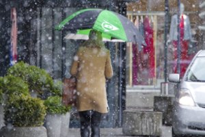 Užsikrėtimas COVID-19 nuo darbo atleis ne visus: kam reikės eiti į darbą, kas galės atsisakyti