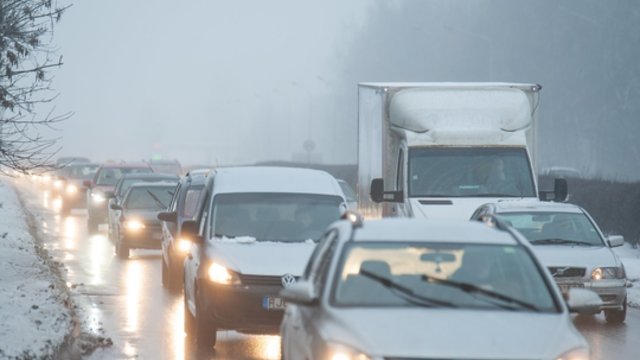 Sinoptikai įspėja vairuotojus: sudėtingos oro sąlygos gali tapti avarijų priežastimi