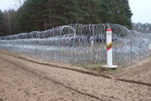 Fizinį barjerą pasienyje su Baltarusija stato maždaug 600 darbuotojų, koncertina jau įrengta jautriausiuose pasienio ruožuose