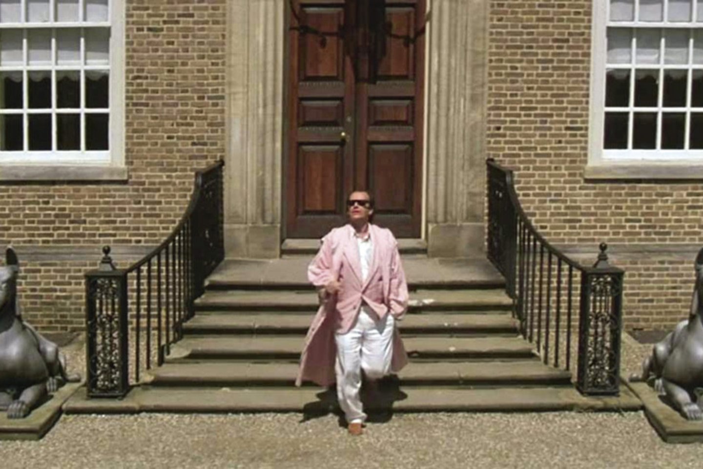 Jacką Nicholsoną filme „Istviko raganos“ Nino apvilko švelnios rožinės spalvos lietpalčiu.