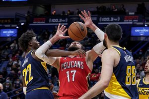 Lietuvos bokštų akistata aikštėje neįvyko: Domanto Sabonio nesutikęs Jonas Valančiūnas nutempė „Pelicans“ į sunkią pergalę