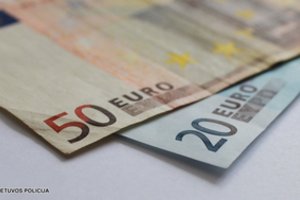 Sukčiai pasinaudojo klasika: patikėjusi, kad kalba su giminaite, senolė prarado tūkstantį eurų