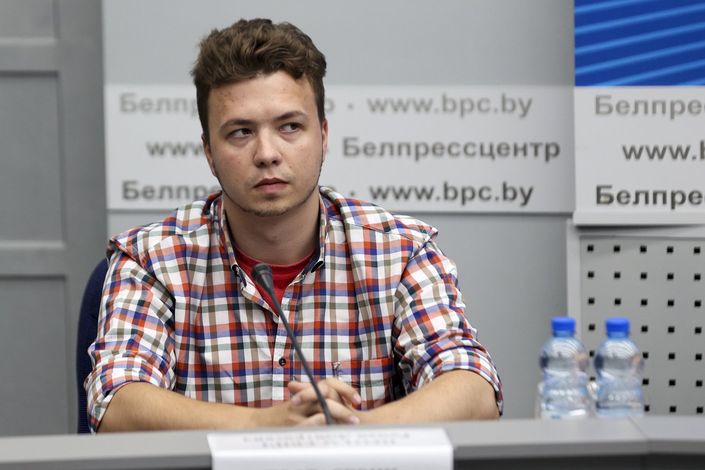 Ramanas Pratasevičius pirmadienį pareiškė išeinantis iš namų arešto ir pradėsiantis bendradarbiauti su viena provyriausybinė organizacija.<br>AP/Scanpix nuotr.