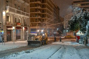 Graikijoje – sniego chaosas: atšaukta daugybė skrydžių, vairuotojai buvo priversti naktį praleisti automobiliuose