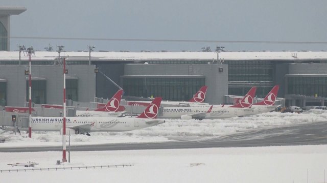 Gausus sniegas Turkijoje sukėlė rūpesčių: dėl nepalankių sąlygų oro uostai stabdo savo veiklą