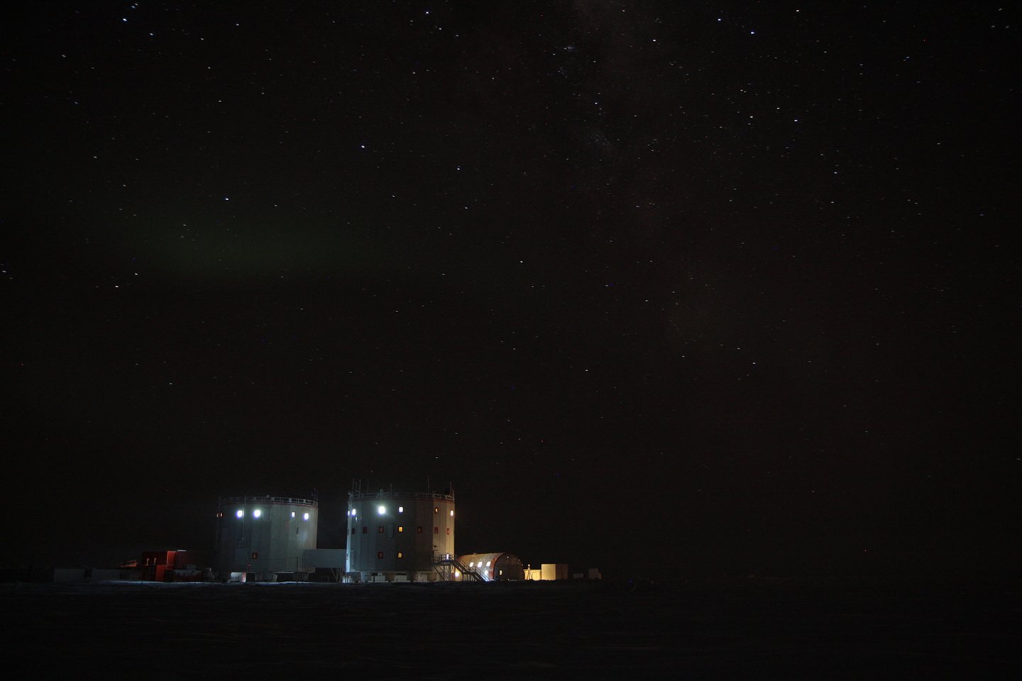  Antarktidos tyrimų stotyse tamsa gali tęstis pusę metų - tai tik vienas iš daugelio veiksnių, galinčių sukelti stresą ir elgesio pokyčius.<br> ESA/A. Salam nuotr.