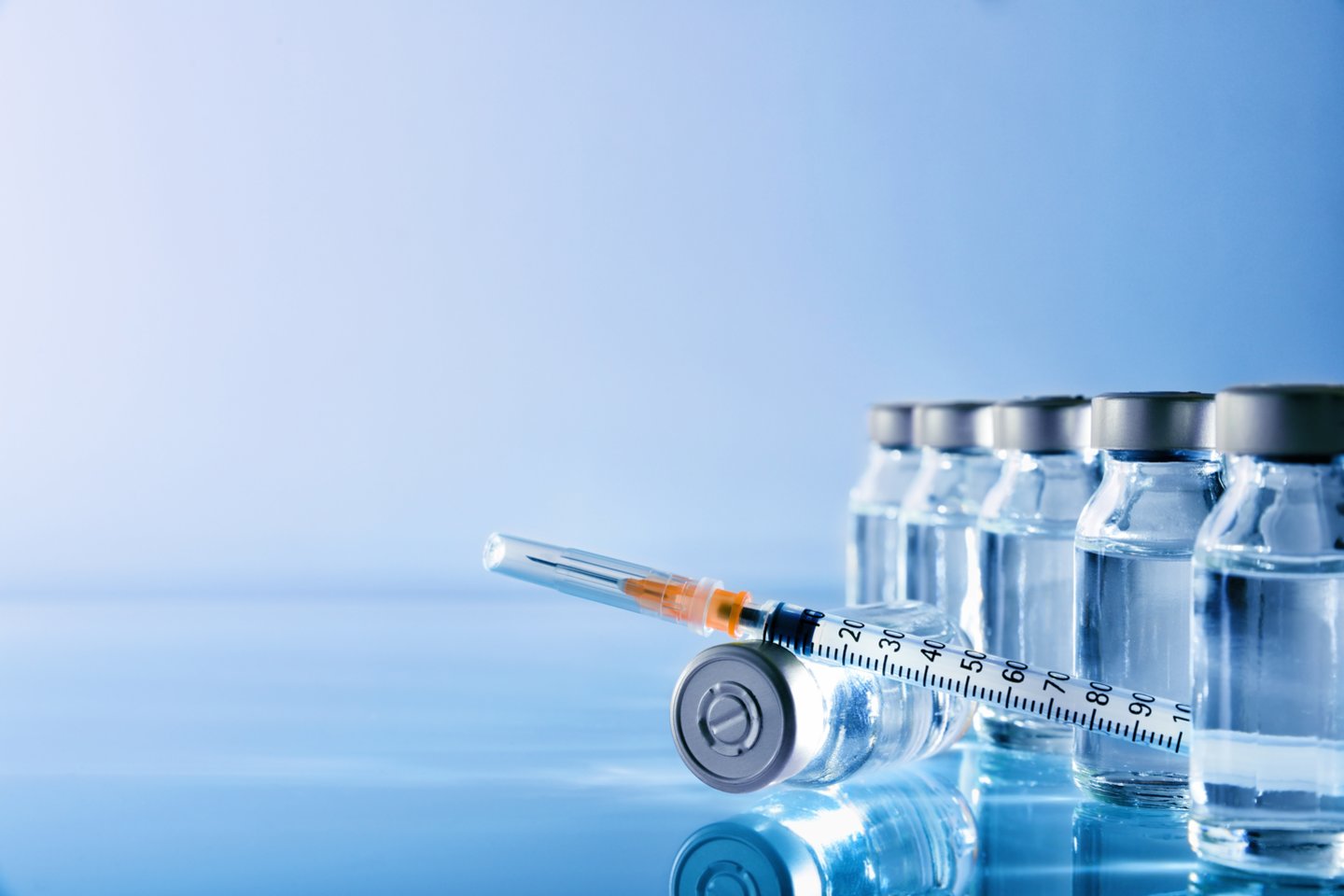 Jei bendrovėms prireiktų pereiti prie naujos vakcinos, numatoma vakcinų gamyba nenukentės.<br>123rf nuotr.