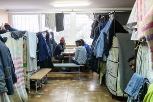 Nuvyko tiesiai pas migrantus į Kybartus: skundai prieš medikų pasakojimus – nori ir implantų, ir gero šampūno