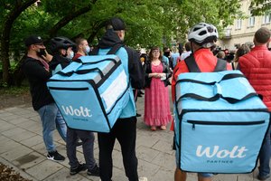 Svarsto keisti kurjerių ir pavežėjų darbo tvarką: kodėl studentui, kuris vežioja maistą dviračiu, neskaičiuojamas darbo stažas?