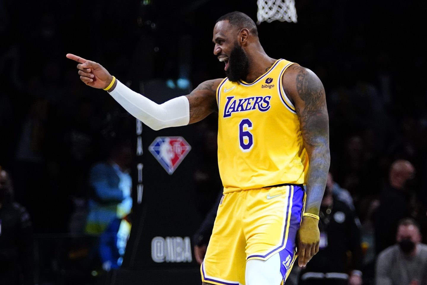  L. Jameso vedami „Lakers“ įveikė „Nets“ ekipą.<br> AP/Scanpix nuotr.