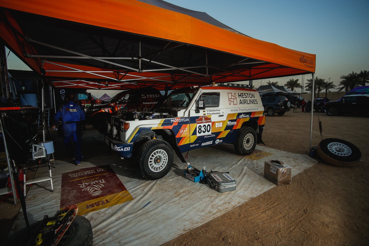 Trečiadienį „Toyota“ atstovybėje „Mototoja“ buvo surengtas „Heston Airlines“ ekipos, dalyvavusios „Dakar Classic 2022“ maratone, įspūdžių vakaras.<br>Pranešėjų spaudai nuotr.